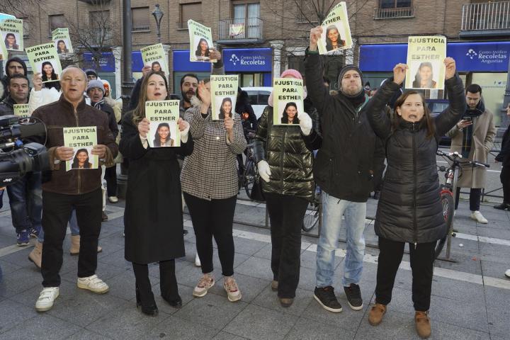 Familiares y amigos de Esther López protestan este viernes a las puertas de los juzgados de Valladolid, donde esta mañana ha acudido a declarar Óscar S., el único investigado por la muerte de la joven en enero de 2022, en la localidad de Traspinedo (Valladolid), en la que la víctima residía.
