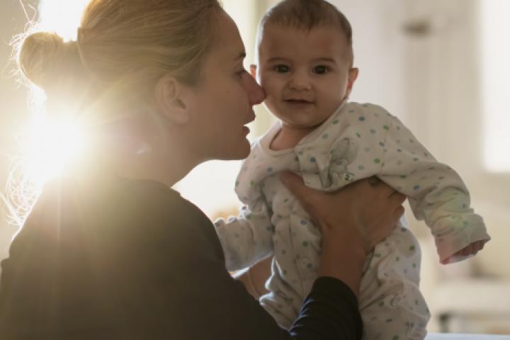 Una madre con su hijo.