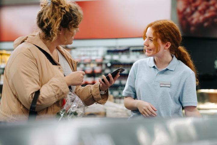 Foto de archivo de una trabajadora y una clienta.