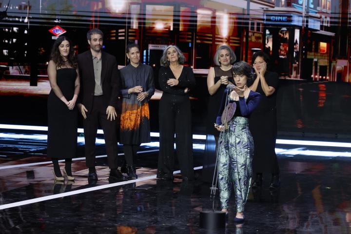 La realizadora Estibaliz Urresola tras recibir el premio a ´Mejor largometraje de ficción´ por su cinta ´20.000 especies de abejas´.