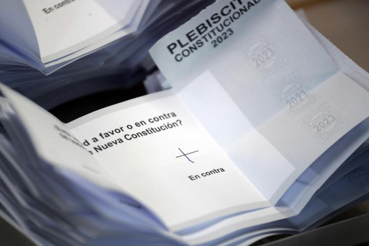Recuento de papeletas en el referéndum para reformar la Constitución en Chile.
