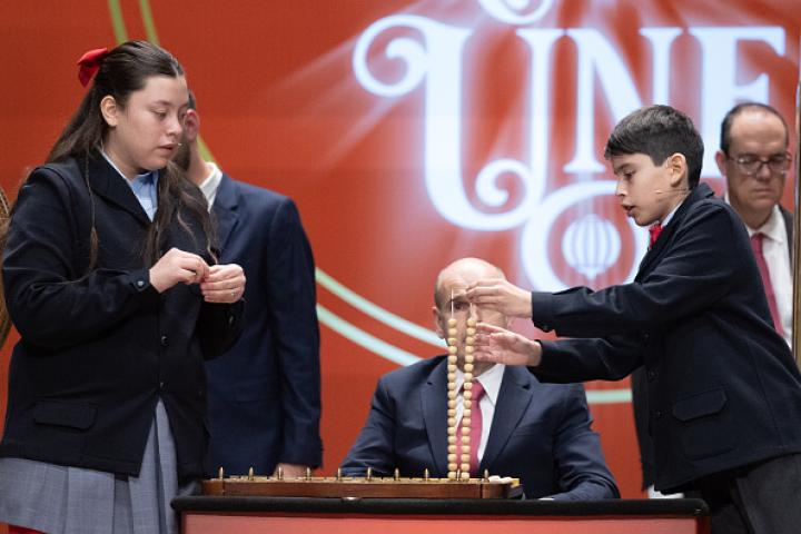 Dos niños de San Ildefonso colocan las bolas en el alambre, durante la pasada edición del Sorteo Extraordinario de Lotería de Navidad.