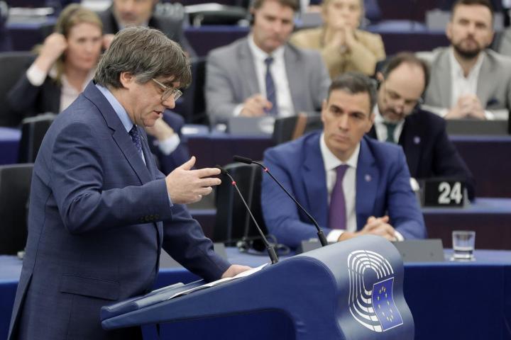 El presidente del gobierno de España, Pedro Sánchez (d), durante la intervención del eurodiputado Carles Puigdemont, en el debate sobre la "Revisión de la Presidencia española del Consejo", en el Parlamento Europeo en Estrasburgo, Francia.