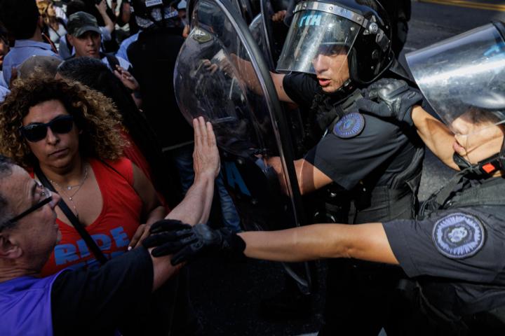 Ciudadanos chocan con integrantes de la Gendarmería Nacional Argentina en la protesta.