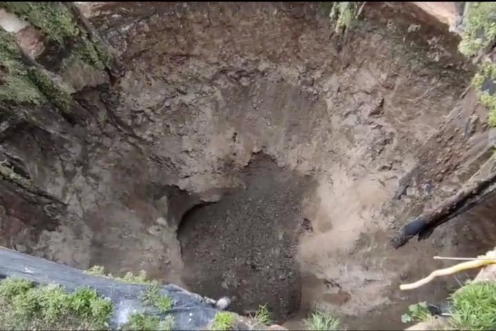 El gigantesco hoyo que lleva un mes creciendo en Aranjuez.