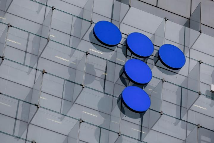 Logo de Telefónica en la fachada de su sede en Madrid