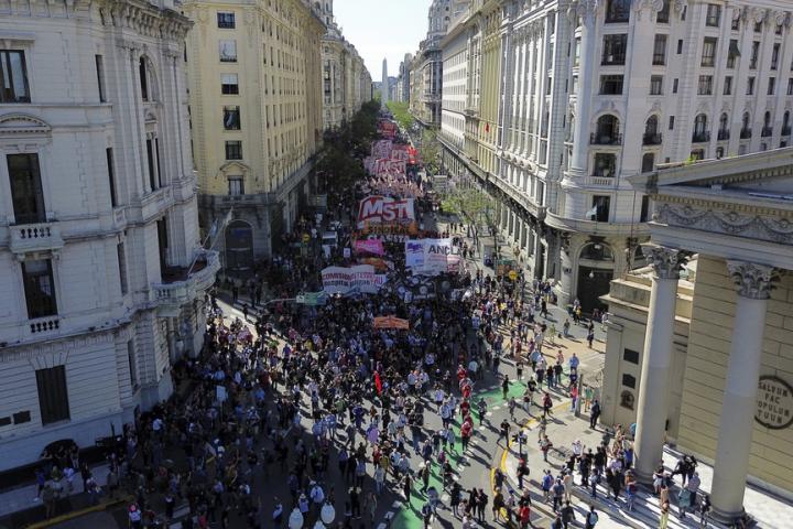 Marcha contra los recortes de Milei en las calles de Buenos Aires.