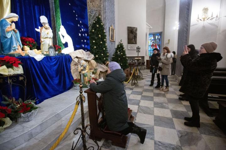 Varios fieles acuden a una misa católica por Navidad en Kiev el pasado 25 de diciembre de 2022