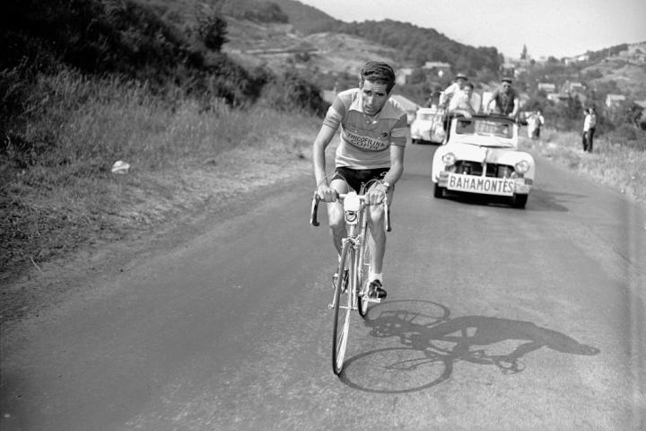 Bahamontes, en plena ascensión del Tour que le coronó en 1959
