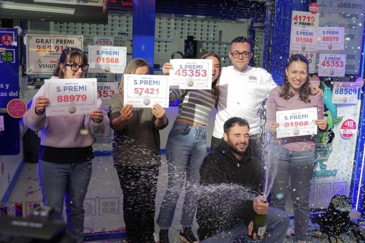 Los propietarios y trabajadores de la administración de lotería Las Arenas de Barcelona.