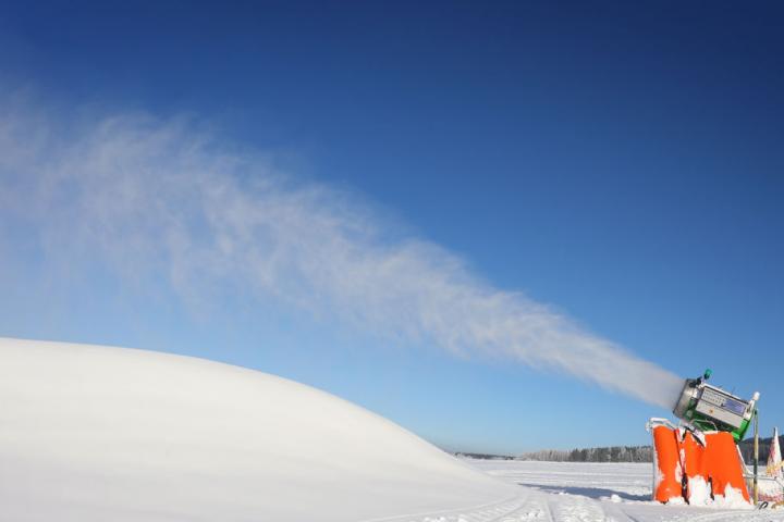 Un cañón produce nieve en una pista de esquí europea.