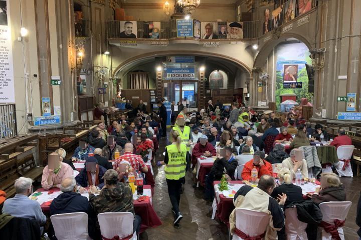 Una cena de Nochebuena en la iglesia de San Antón