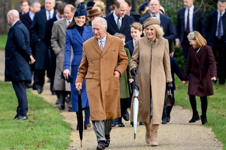 La familia real británica, acudiendo a la misa del día de Navidad en Sandringham.