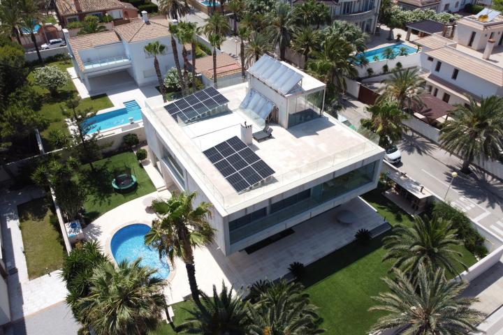 Dentro del campo de la energía solar existen sistemas de paneles solares para poder vivir con independencia energética.