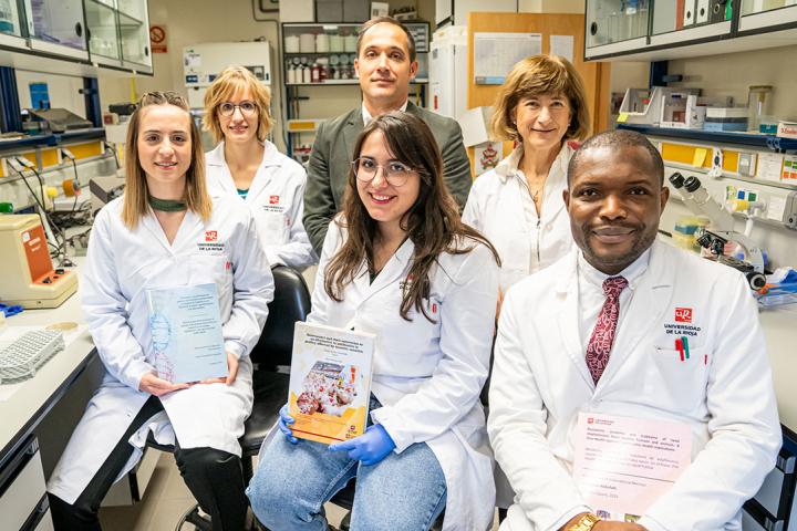 En primer plano, las doctoras Rosa Fernández Fernández y Sara García Vela; y el doctor Idris Nasir Abdullahi. Al fondo, las codirectoras Carmen Lozano y Carmen Torres junto al vicerrector Eduardo Fonseca.