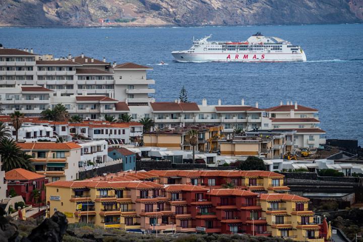 Un ferry llegando al puerto de Santa Cruz de la Palma.