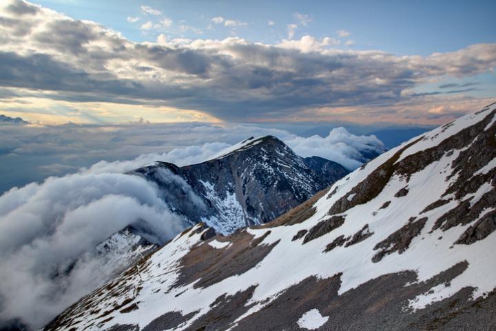 Imagen de archivo de una montaña con nieve.