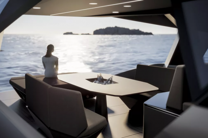 Vista del comedor exterior ubicado en la parte posterior del yate de lujo.