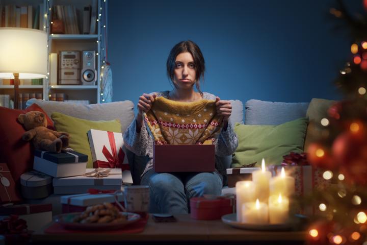 Una mujer, desilusionada con su regalo de Navidad.