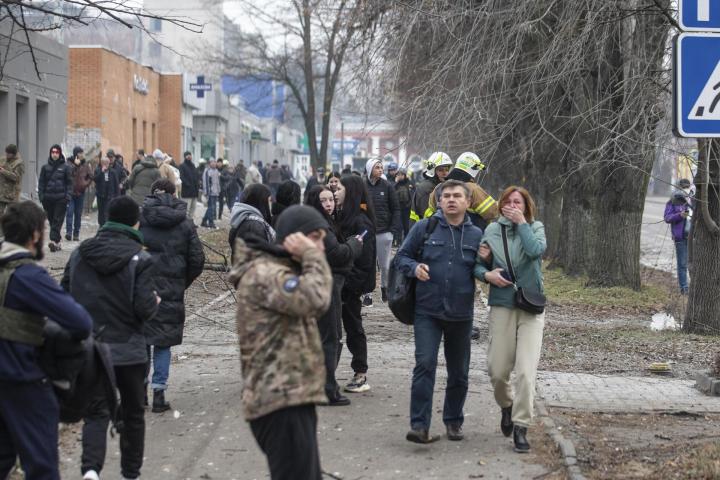 Civiles ucranianos tras el ataque ruso, en Dnipro.
