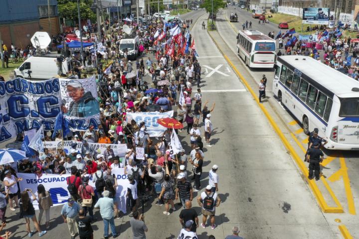 Corte parcial de una carretera en Argentina contra los recortes del ultraderechista Milei.