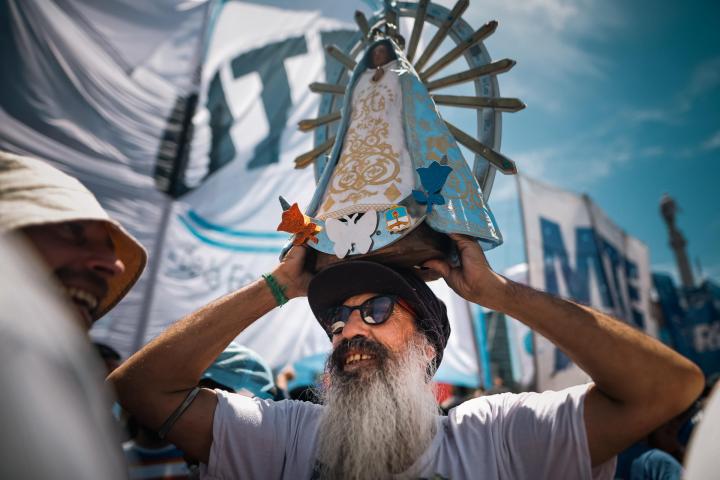Manifestantes en una protesta contra el Gobierno de Javier Milei en Buenos Aires