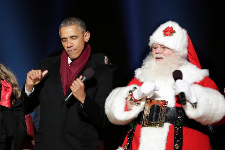 Obama bailando con Santa Claus en una imagen de archivo.
