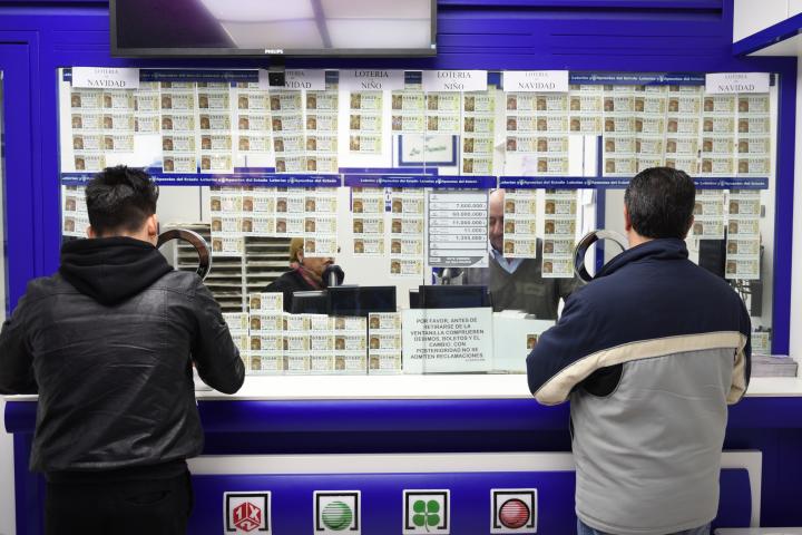 Diversas personas comprando lotería.