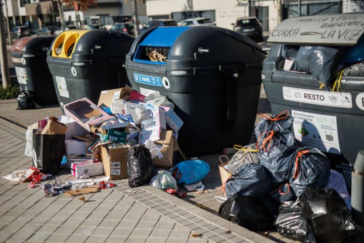 Contenedores repletos de basura por el Día de Navidad en Madrid