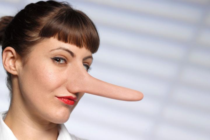 Mujer con una nariz de Pinocho