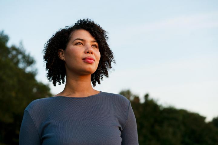 Mujer mirando al horizonte