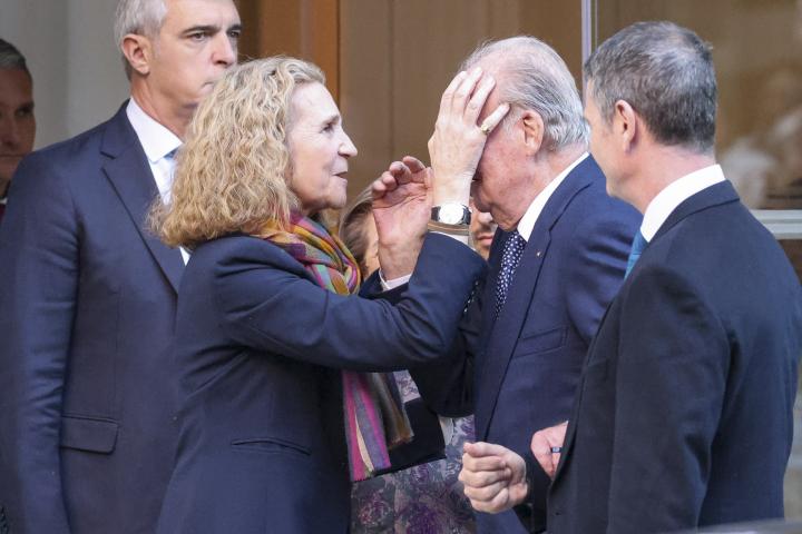 El curioso saludo entre la infanta Elena y el rey Juan Carlos a las puertas del restaurante donde la hija mayor del emérito celebró su cumpleaños protagonizó numerosos titulares.