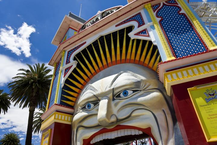 La montaña rusa de Luna Park en Melbourne, Victoria, Australia