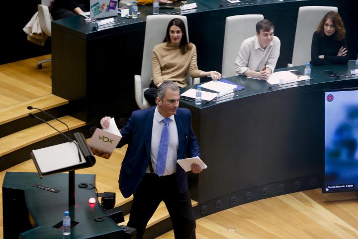 La portavoz municipal de Más Madrid, Rita Maestre, como portavoz de Vox, Javier Ortega Smith, abandona la tribuna.