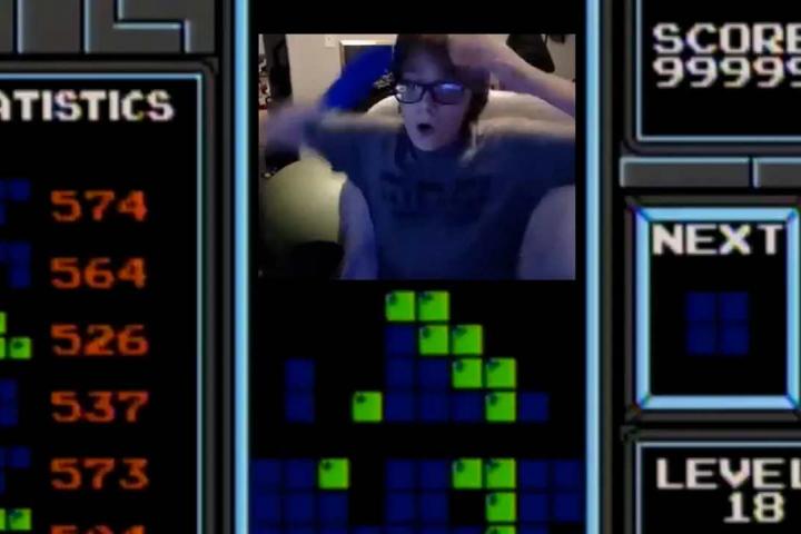El gamer de 13 años en el momento de ganar el Tetris