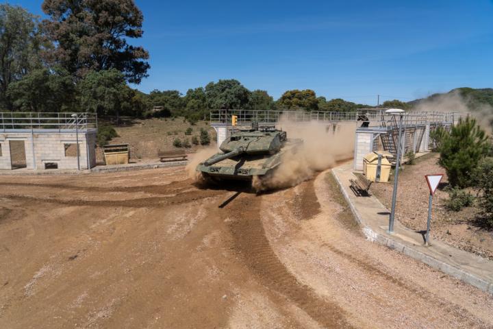 Un tanque de maniobras en Córdoba, España.