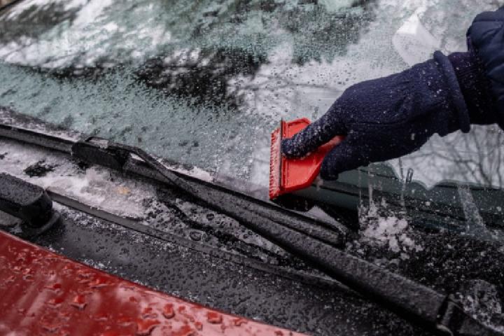 Hielo en el parabrisas de un coche.