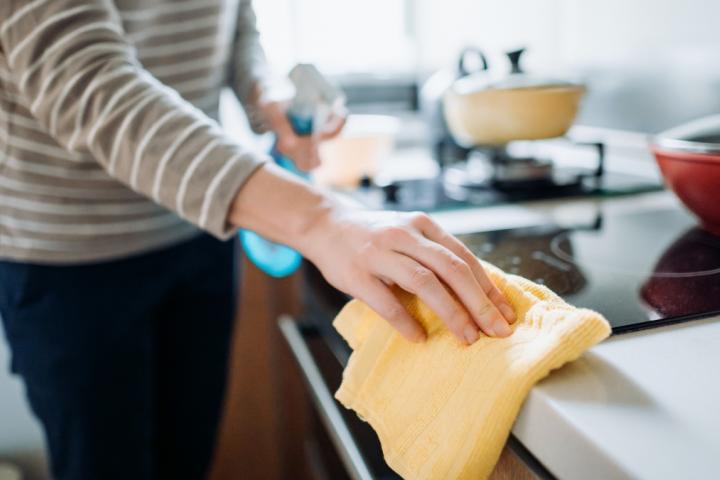 Una persona limpiando una cocina.