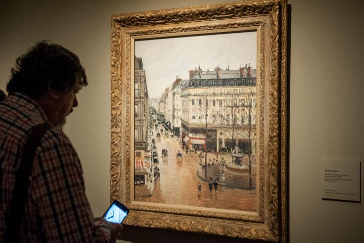 El cuadro expoliado por los nazis, 'Rue Saint-Honore por la tarde. Efecto de lluvia' de Pissarro, expuesto en el museo Thyssen de Madrid.