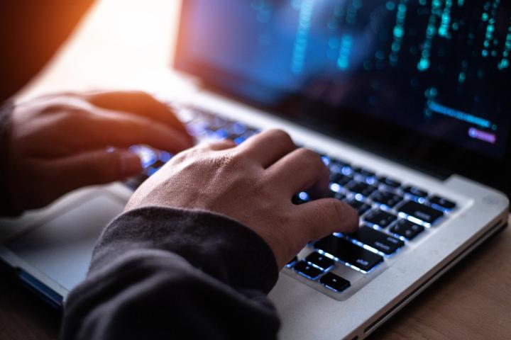 Esta es la forma de deducir el IRPF por una estafa en el teléfono