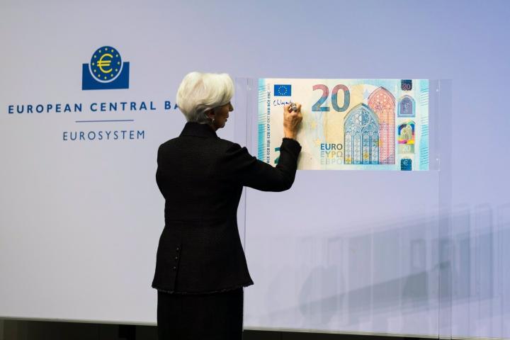 La presidenta del BCE, Christine Lagarde, durante la ceremonia de firma de billetes de euro en 2019