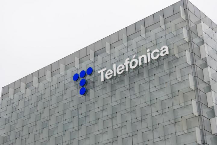 Logotipo de Telefónica en la fachada de la sede de la compañía en Madrid.