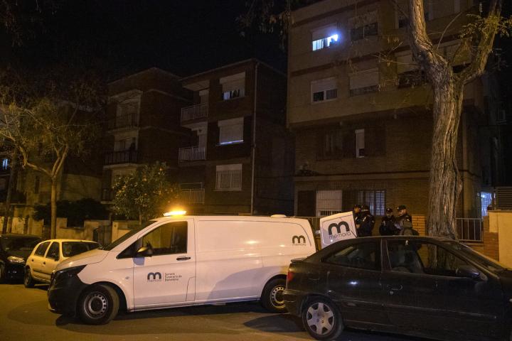 Los Mossos d'Esquadra investigan la muerte de un padre y sus dos hijos, de 7 y 10 años, en el interior de un piso del distrito barcelonés de Horta-Guinardó.