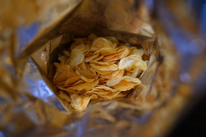 Vista interior de una bolsa de patatas fritas.