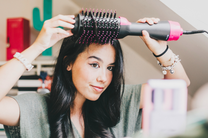 Cepillo secador y moldeador para el pelo de Revlon. Foto de: GETTY IMAGES.