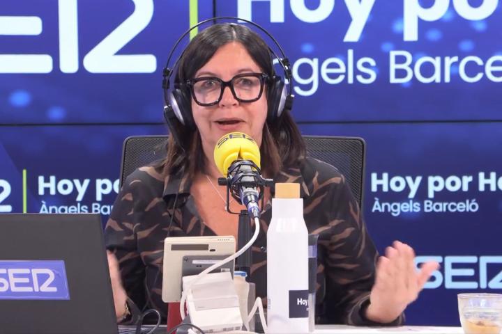 El momento en que Ángels Barceló recibe la respuesta de la vicepresidenta de la Xunta y conselleira de Medio Ambiente, Ángeles Vázquez.