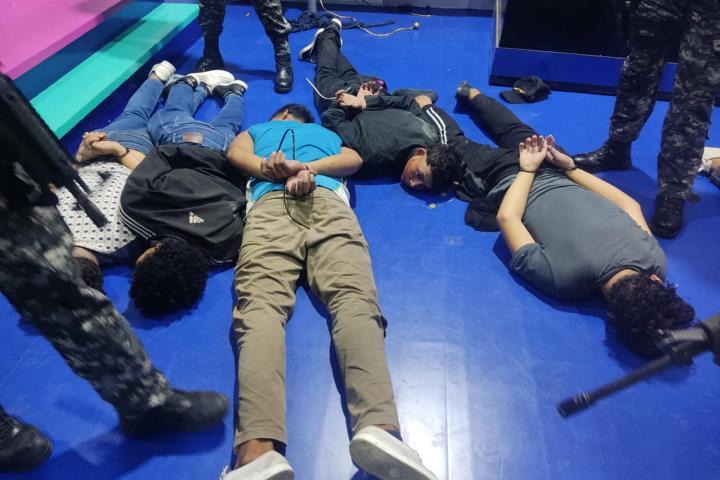 Fotografía  que muestra a un grupo de hombres detenidos tras el asalto del canal de televisión TC .