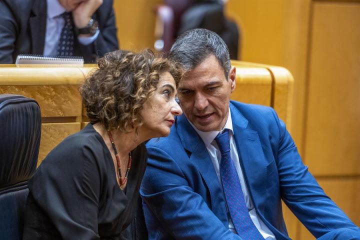 Pedro Sánchez y María Jesús Montero conversan durante la sesión