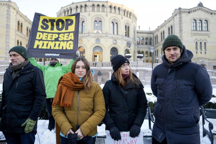 Protestas de organizaciones medioambientales frente al Parlamento noruego por la aprobación de la ley.