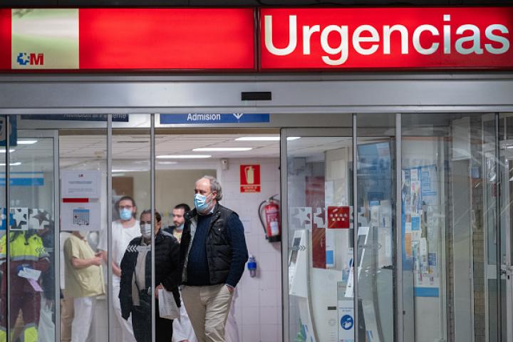 Personas utilizando mascarilla, a la salida del madrileño Hospital de La Paz.